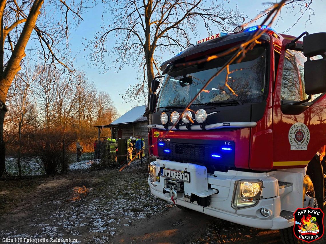 Wypadek tuż przed Wigilią. Akcja ratunkowa w Sękowie. Senior wpadł do wykopu [ZDJĘCIA]