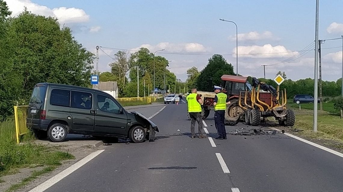 Wypadek w Bończy. 25-latek uderzył w ciągnik. Pogotowie lotnicze zabrało go do szpitala