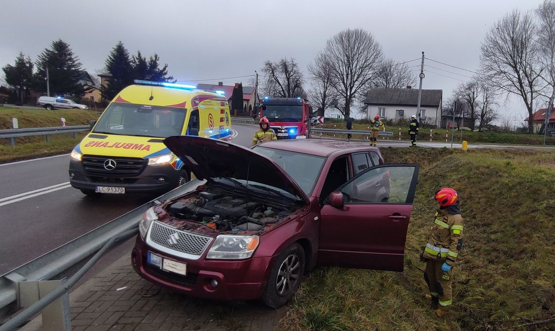 12 grudnia samochód osobowy zjechał z pasa drogi i z dużą siłą uderzył w przydrożne bariery.
