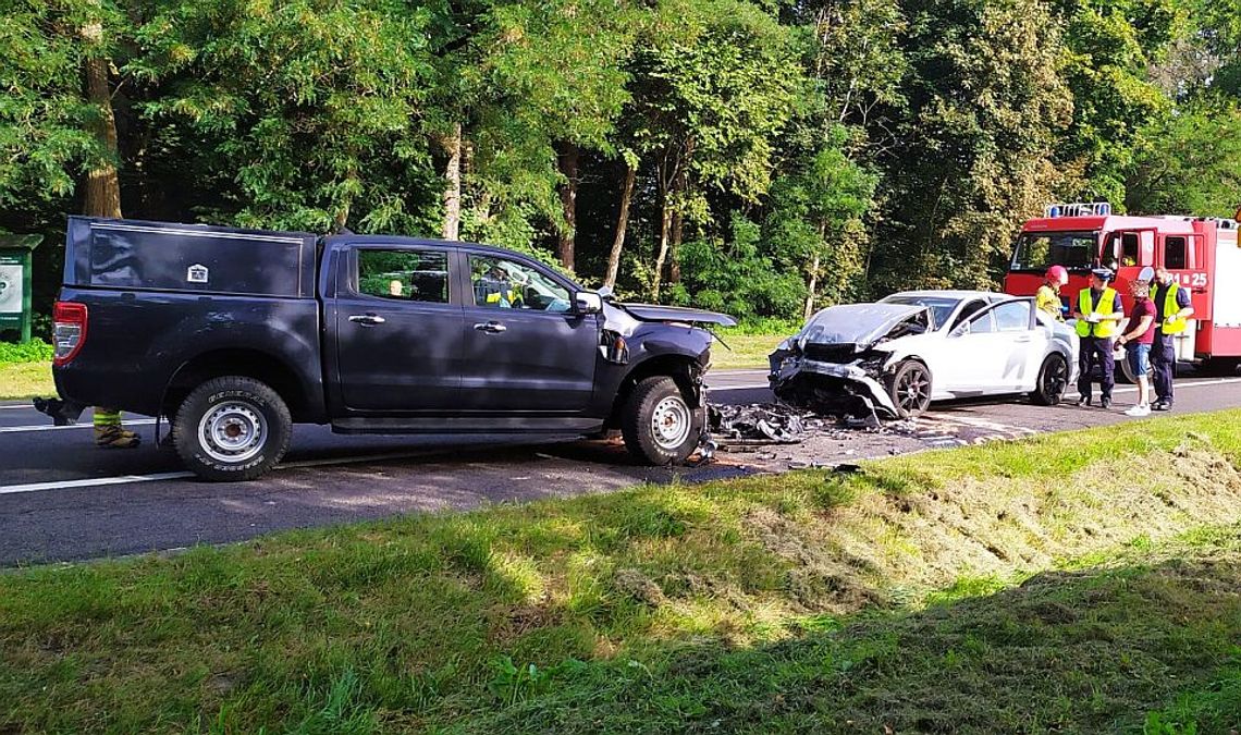Wypadek w Wólce Orłowskiej. Mercedes wjechał w wojskowego forda [FOTO]