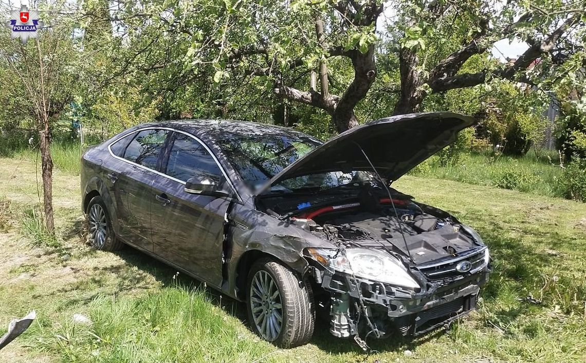 Wypadł z drogi w płot i rozbił się na drzewie. Kierowca nie żyje