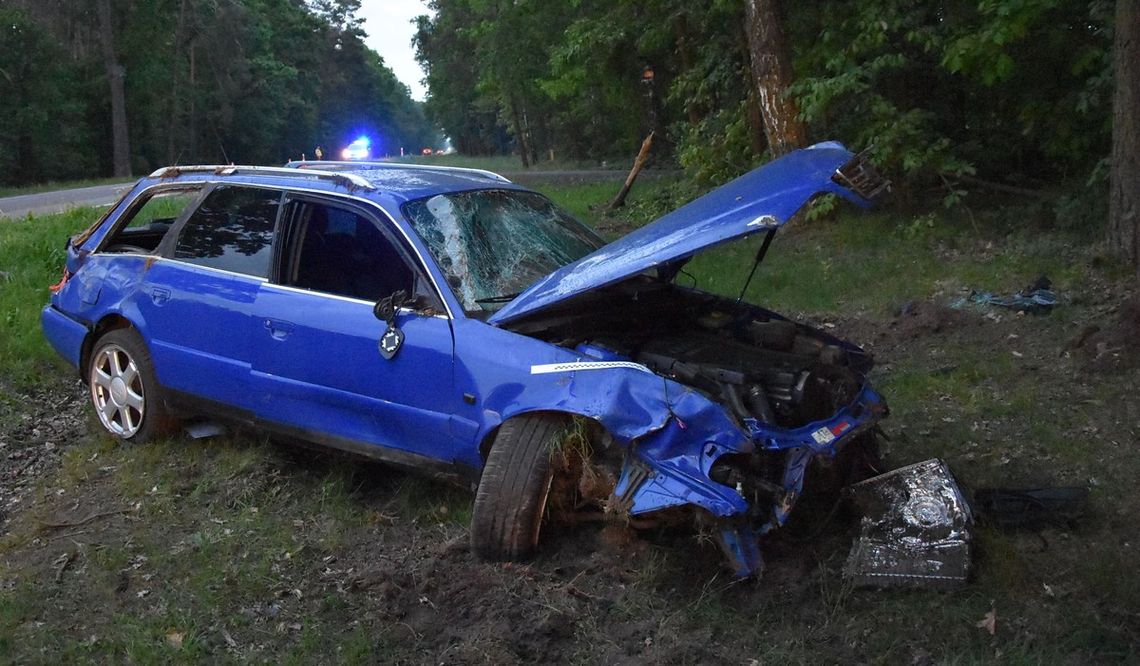 Wyprzedzanie zakończone na drzewie. Policja szuka świadków