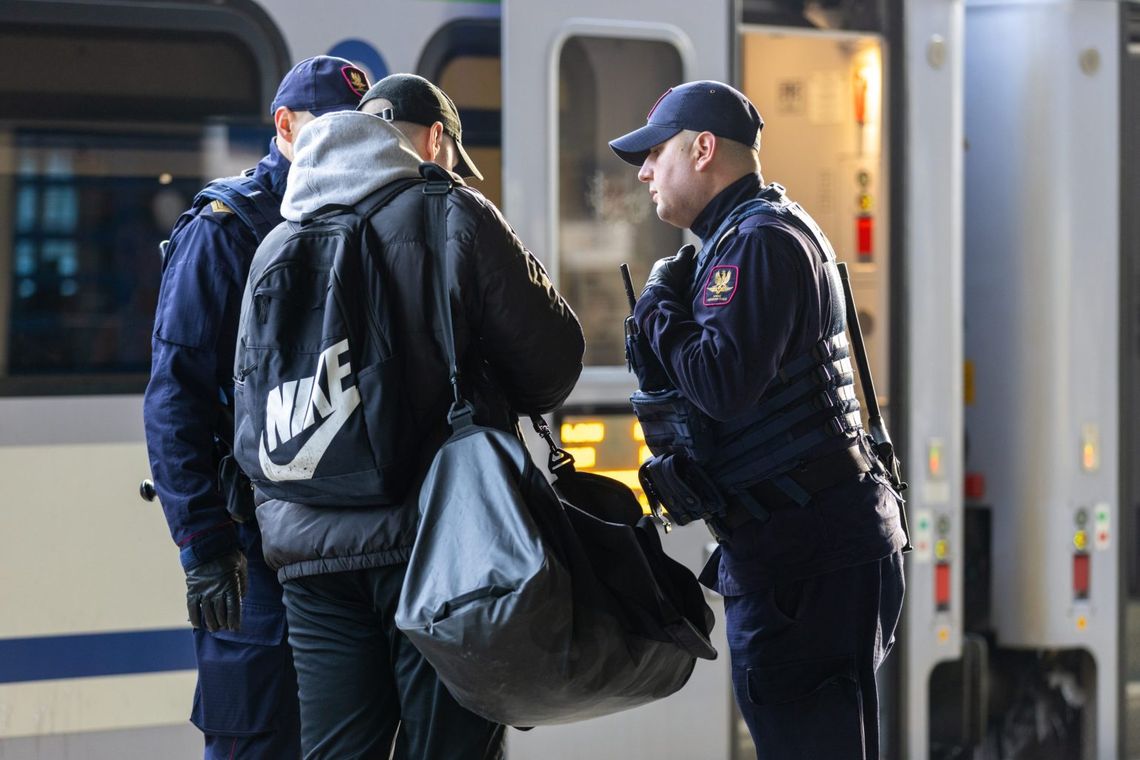 Młody mężczyzna zostawił w pociągu plecak z marihuaną.