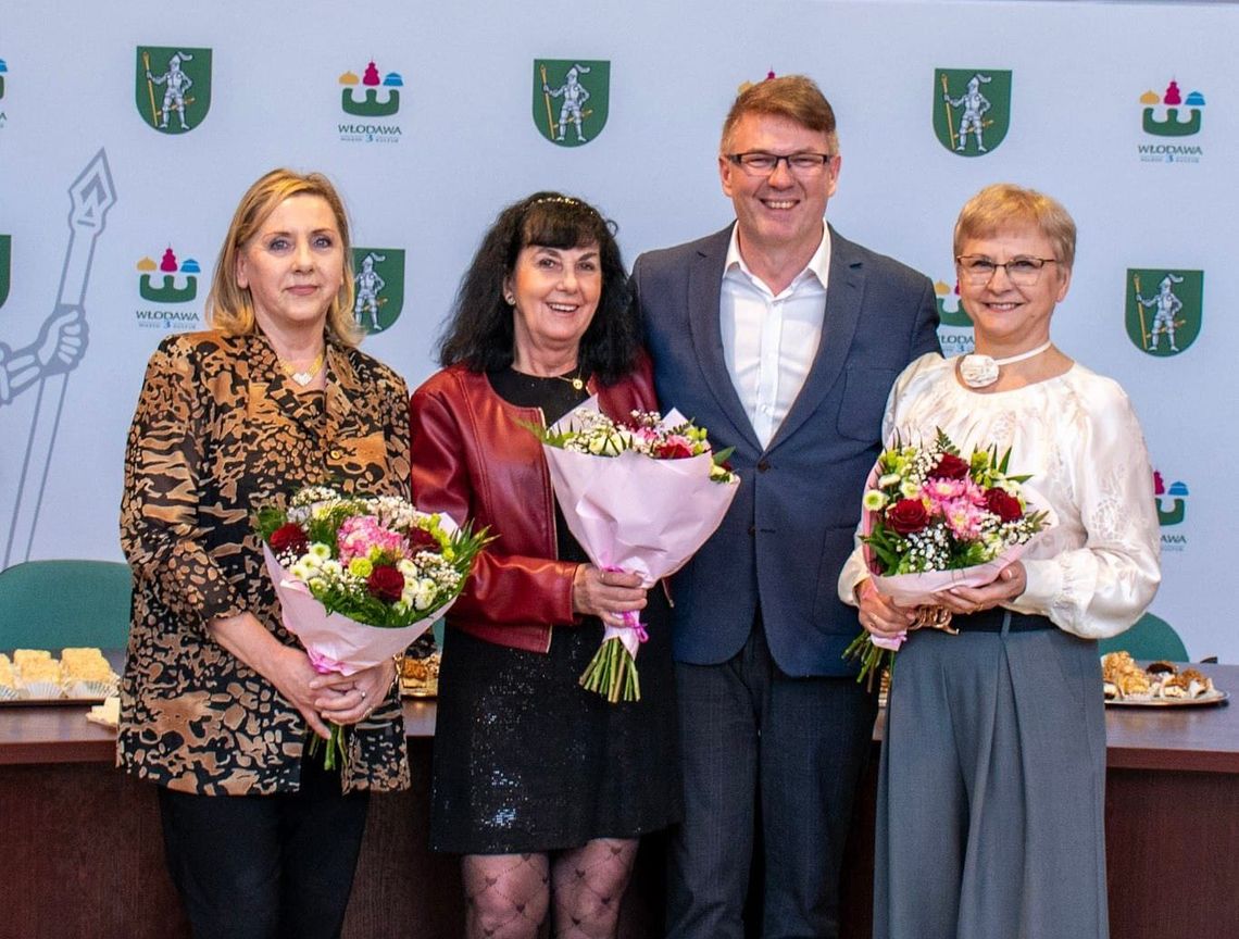 burmistrz z odchodzącymi na emeryturę urzędniczkami