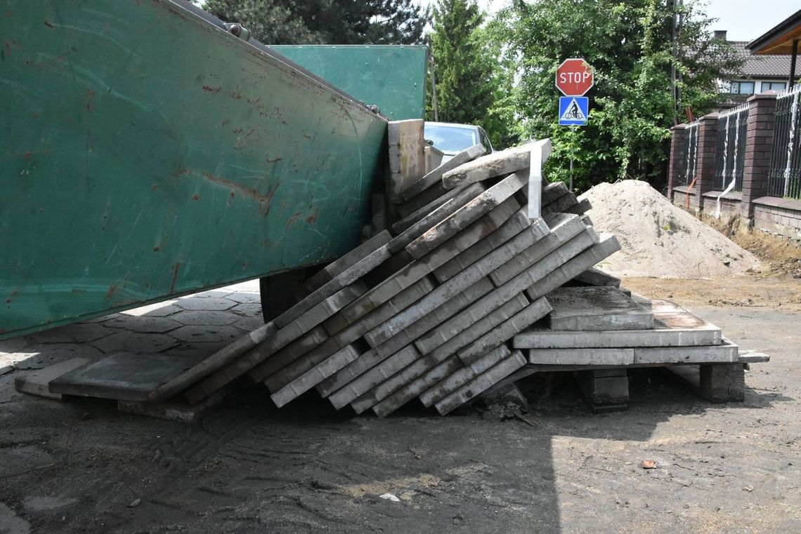 Lubelskie. 51-latek spadł z ładowarki i został nią przygnieciony. Operator sprzętu uciekł Lubelskie. 51-latek spadł z ładowarki i został nią przygnieciony. Operator sprzętu uciekł