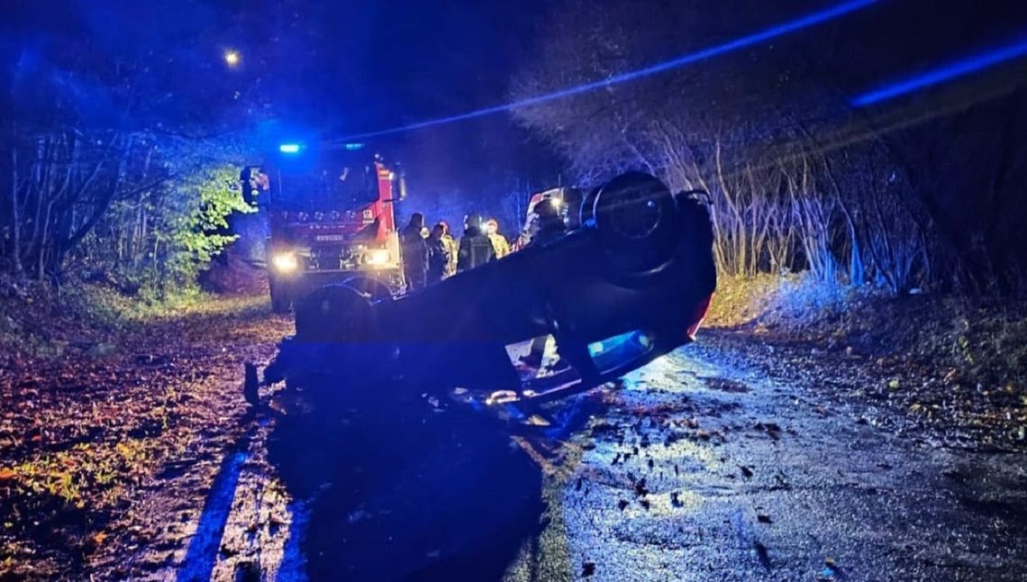 Z OSTATNIEJ CHWILI! Dachowanie w Tarnogórze. Dwie osoby zabrane do szpitala