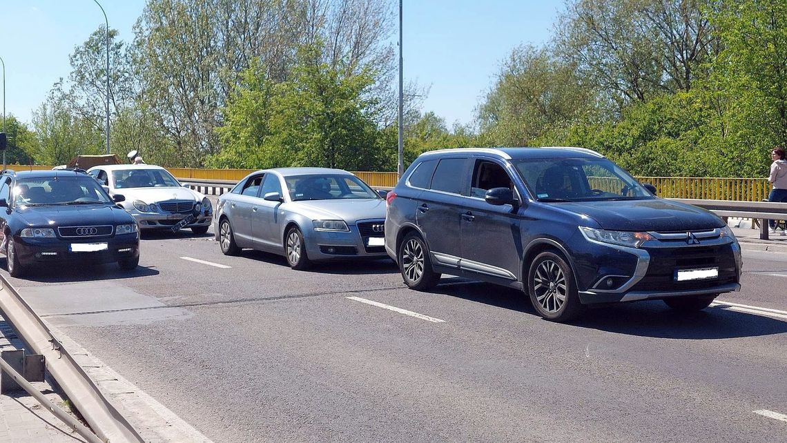 Z ostatniej chwili. Zderzenie 4 osobówek na chełmskim wiadukcie