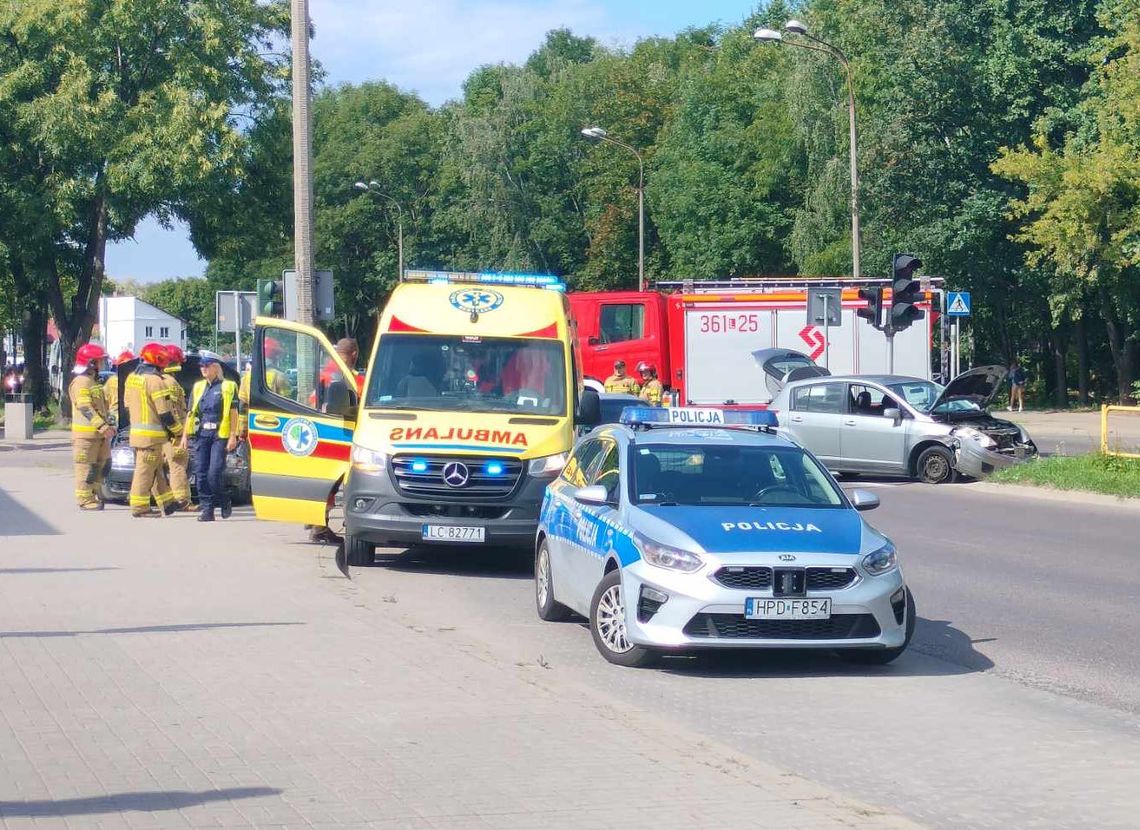 Z ostatniej chwili. Zderzenie osobówek na alei Armii Krajowej [ZDJĘCIA]