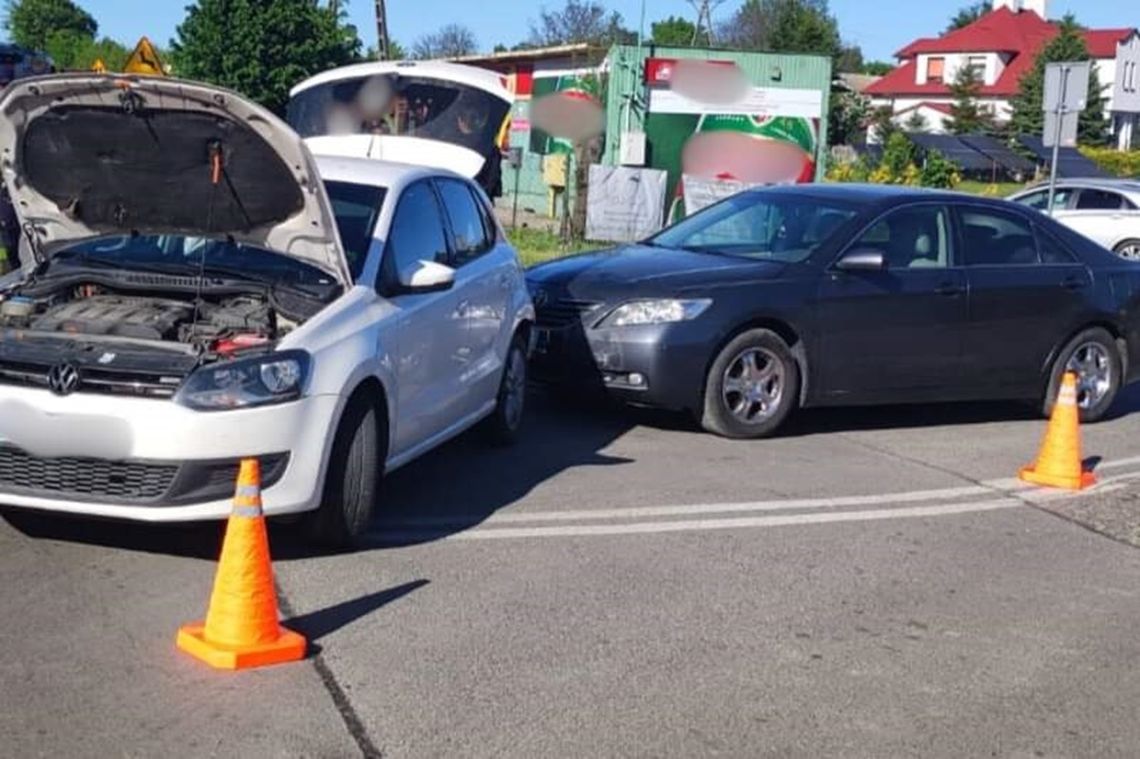 Z OSTATNIEJ CHWILI! Zderzenie trzech aut w Krupem. Dwie osoby zabrane do szpitala