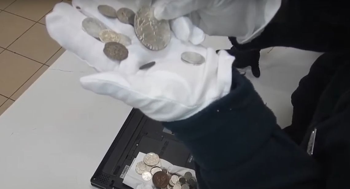 Zabytkowe monety ukrył w... laptopie [VIDEO]