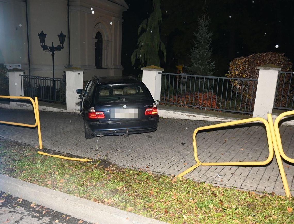 Zakończył jazdę na ogrodzeniu cerkwi. Nietrzeźwy 19-latek rozbił BMW na ulicy Kopernika w Chełmie