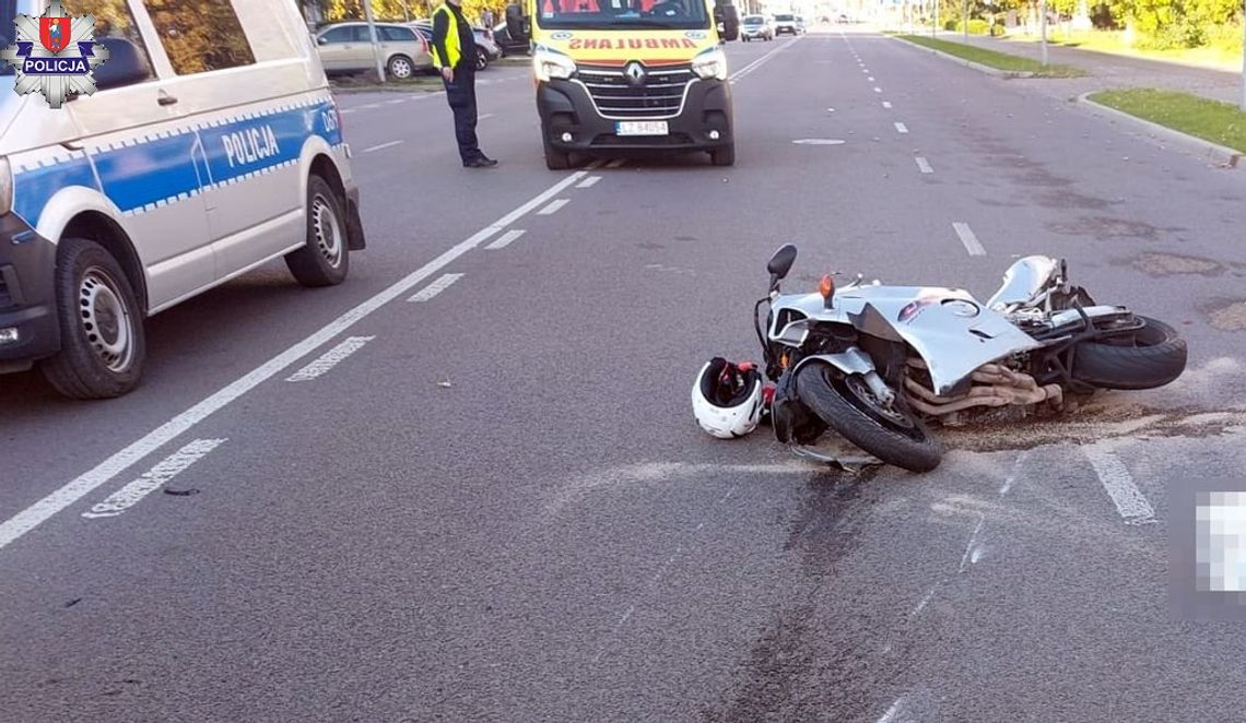 74-latka nie ustąpiła pierwszeństwa. Motocykl odbił się od skody i uderzył w audi [ZDJĘCIA]