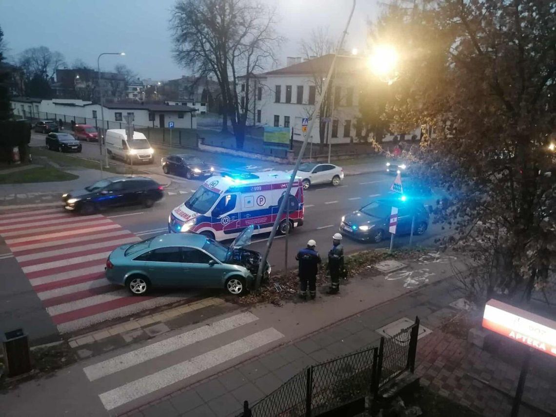 Audi zatrzymało się na latarni. Kierowca dostał wysoki mandat za spowodowanie zagrożenia