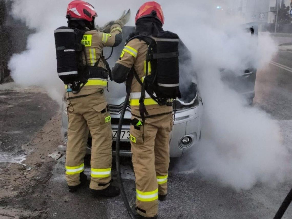 Zamość: Auto stanęło w ogniu. Świadek ruszył na pomoc z gaśnicą