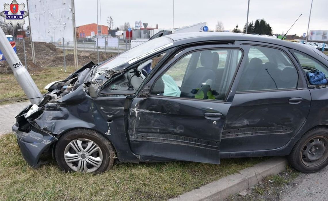 Uderzyła w ciężarówkę, a potem "wbiła się" citroenem w latarnię