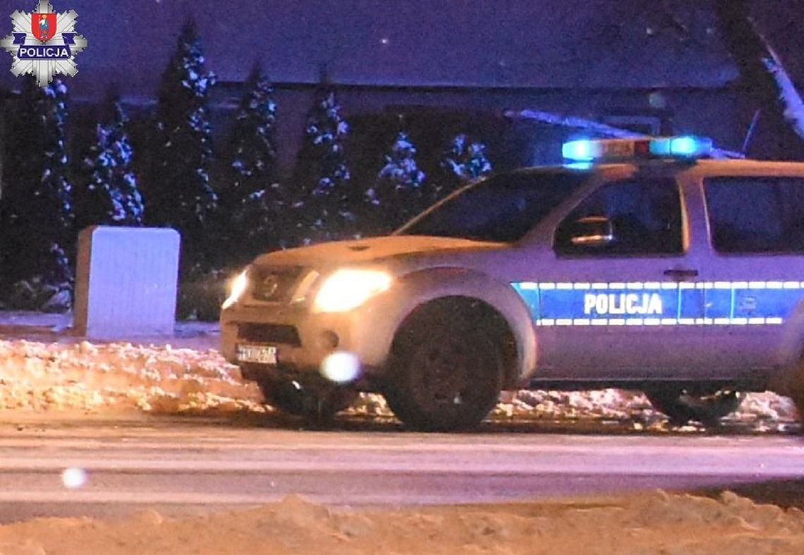 W mroźną noc 89-latka błąkała się w szlafroku po ulicy. Policjanci spadli jej z nieba