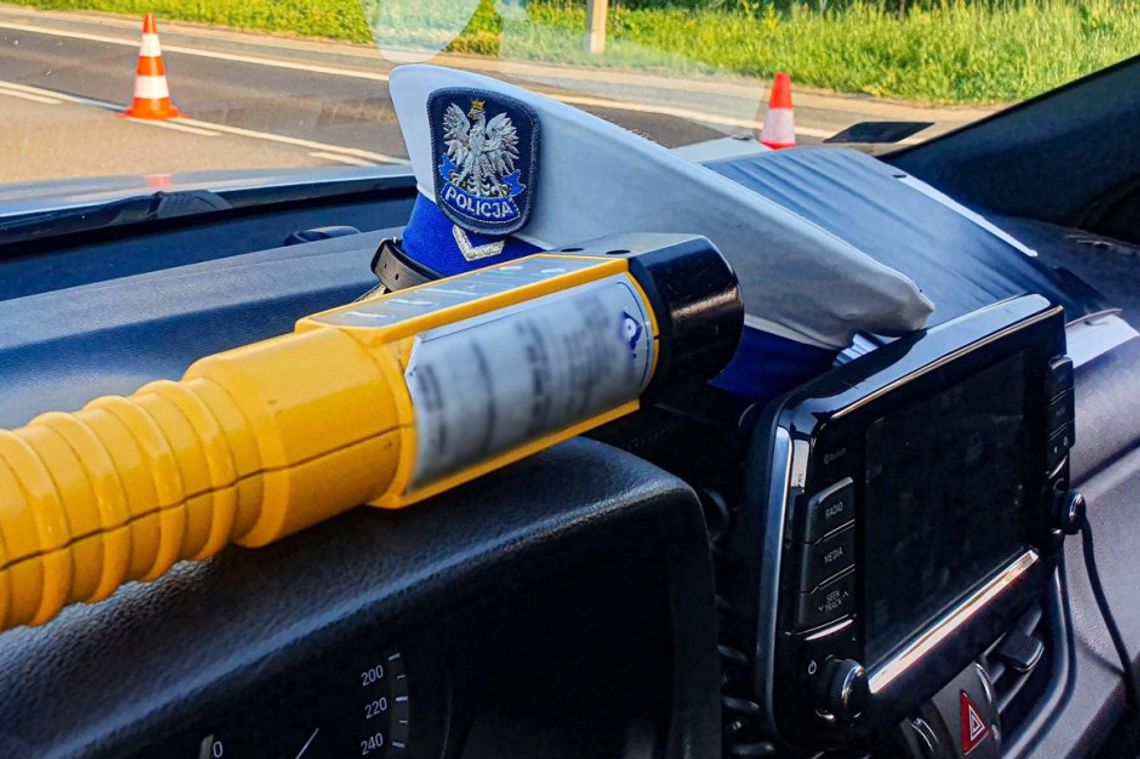 Zatrzymane prawa jazdy i wysokie mandaty. Krasnostawscy policjanci skontrolowali trzeźwość blisko 1500 osób Zatrzymane prawa jazdy i wysokie mandaty. Krasnostawscy policjanci skontrolowali trzeźwość blisko 1500 osób