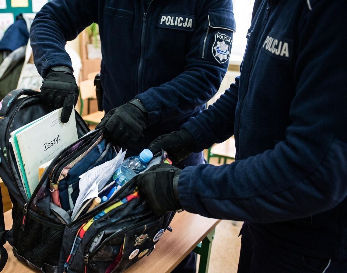 Zatrzymany uczeń chełmskiej szkoły za niepokojące publikacje w internecie. Głupi żart, poważne konsekwencje