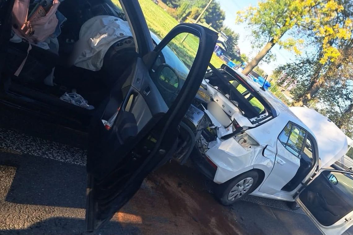 Zderzenie aut na krajowej siedemnastce. Poszkodowany trafił do szpitala Zderzenie aut na krajowej siedemnastce. Poszkodowany trafił do szpitala