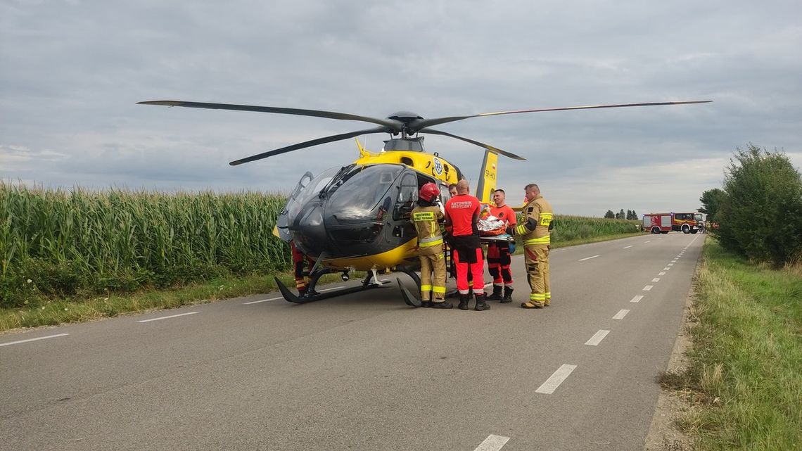 Zderzenie busa z ciągnikiem. 19-latek bez prawa jazdy i nastolatka na traktorze. 8 osób trafiło do szpitala