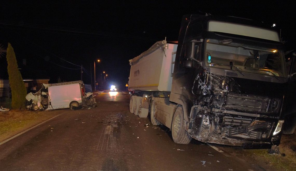 Lubelskie. Zderzenie busa z ciężarówką. Nie żyje kierowca renaulta