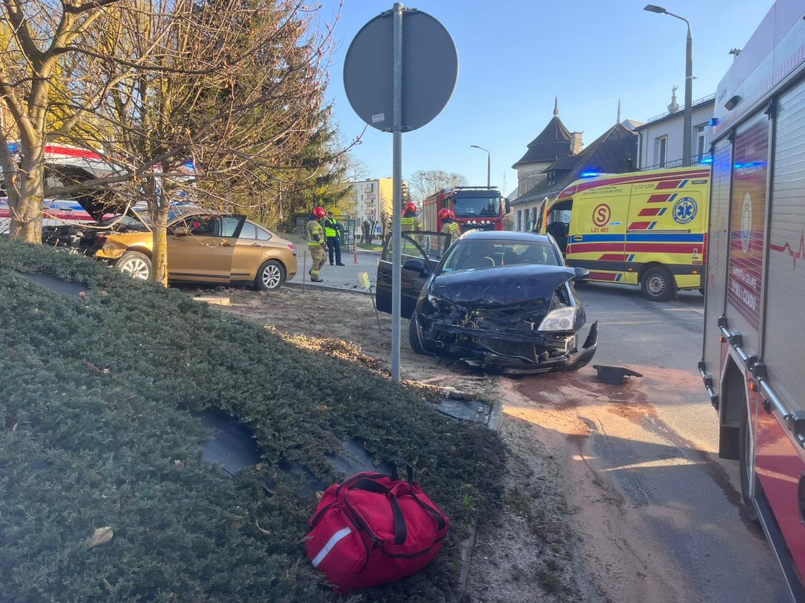 Zderzenie dwóch aut na Sikorskiego w Krasnymstawie. Jedna osoba w szpitalu