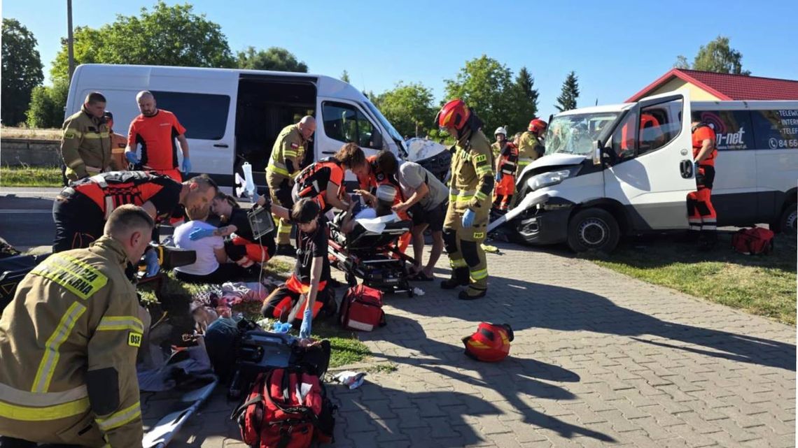 Zderzenie dwóch busów na krajowej 17 w Izbicy. 7 osób poszkodowanych