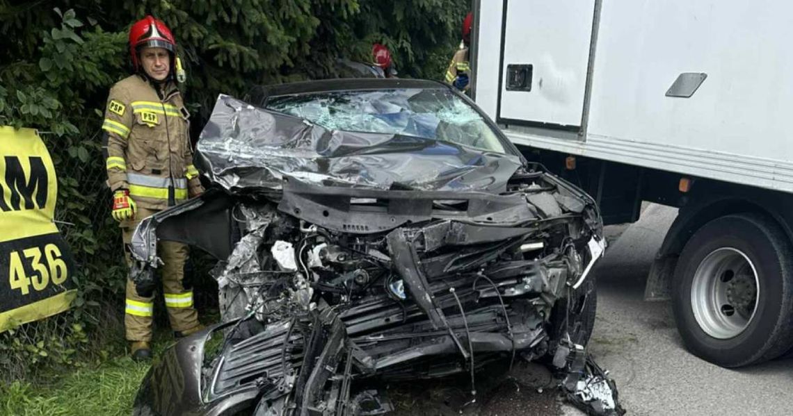 Zderzenie dwóch ciężarówek z osobówką w Okszowie. Ruch utrudniony!