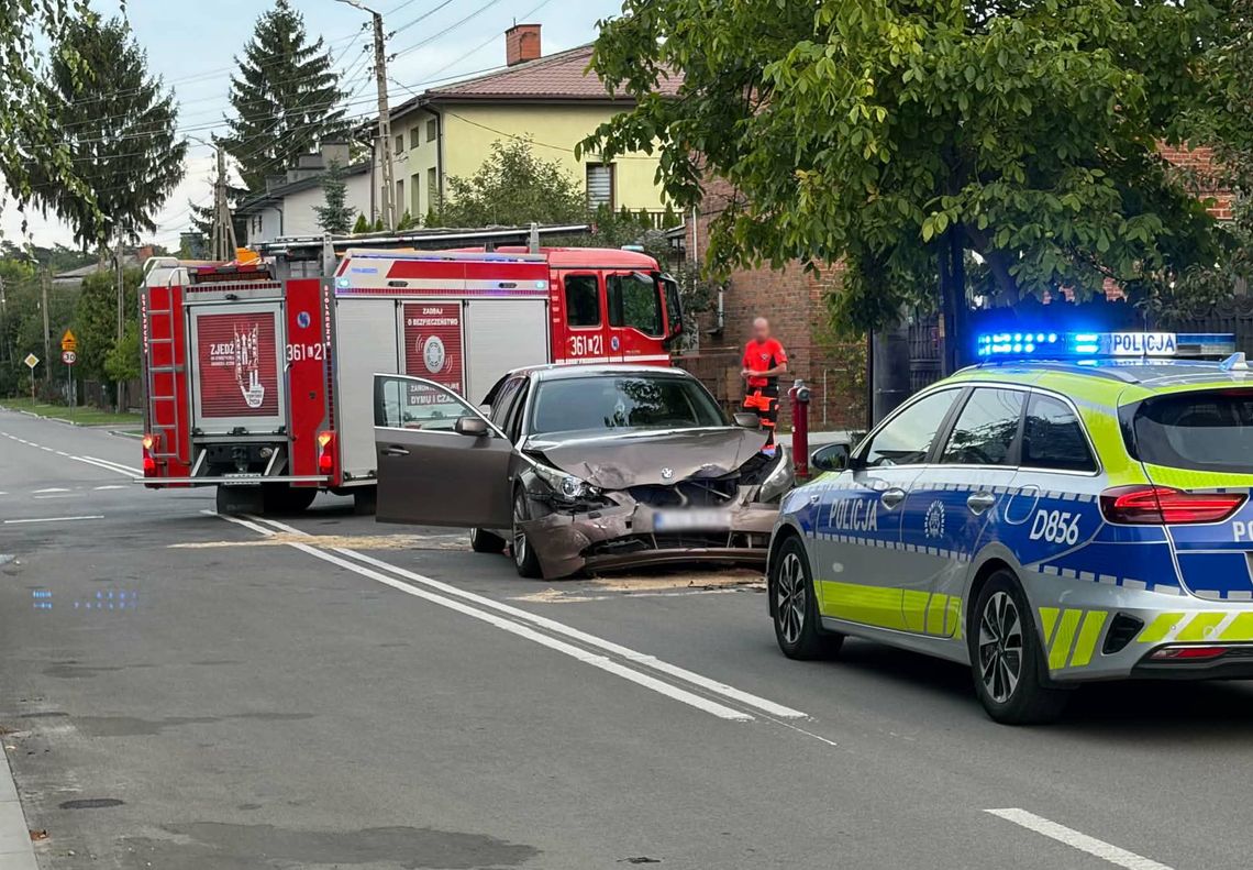 Zderzenie Opla i BMW na skrzyżowaniu ulic Żeromskiego i Kilińskiego w Chełmie