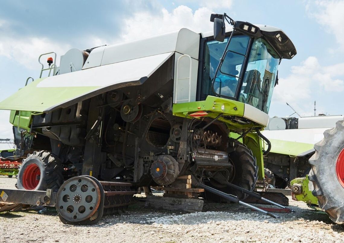 Zderzenie osobówki z ciągnikiem, kombajn zawisł na moście