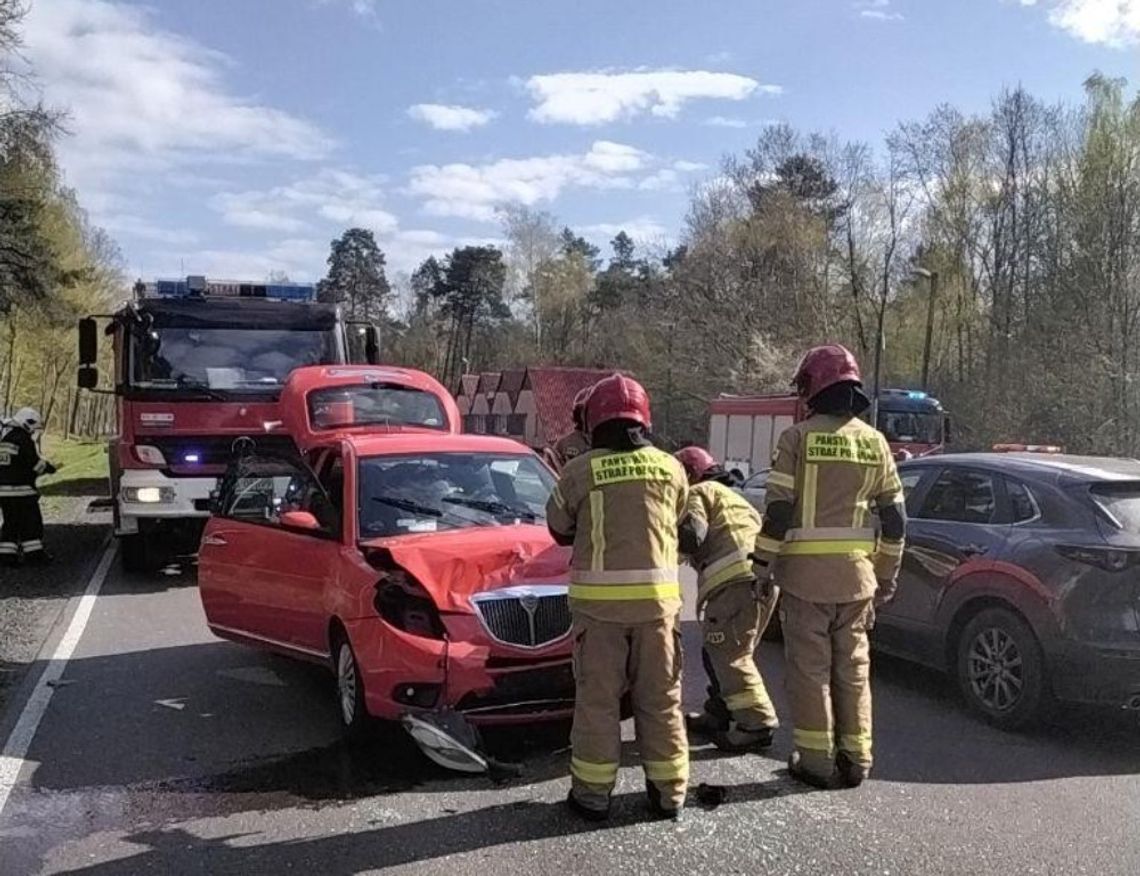 Zderzenie samochodów osobowych. Jedna osoba ranna