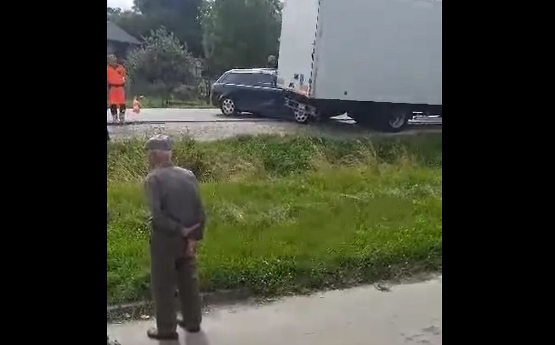 Zderzenie trzech aut w Wojsławicach. Ratownicy zajęli się dzieckiem [FILM]