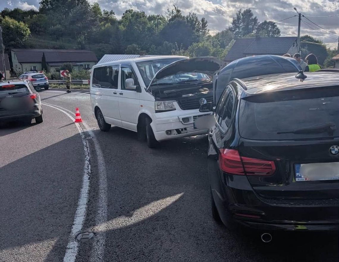 Zderzenie trzech samochodów na DK17 w Izbicy. Jedna osoba w szpitalu
