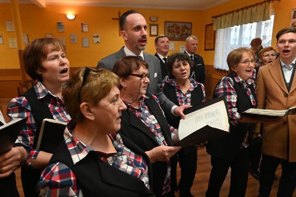 Zespół Dominanta śpiewa z posłem Januszem Kowalskim. Po śpiewach były tańce [FOTO I FILM]