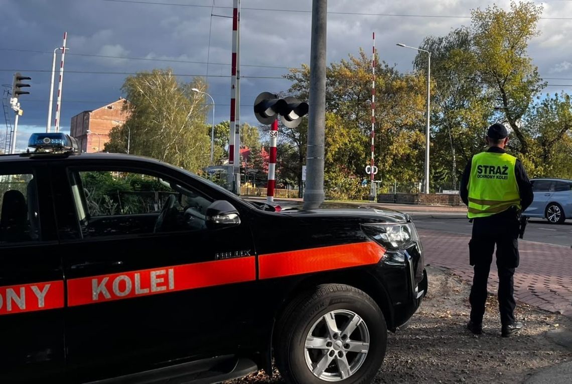 Zignorowała sygnalizację i utknęła na przejeździe kolejowym przy ulicy Złotej w Chełmie Zignorowała sygnalizację i utknęła na przejeździe kolejowym przy ulicy Złotej w Chełmie