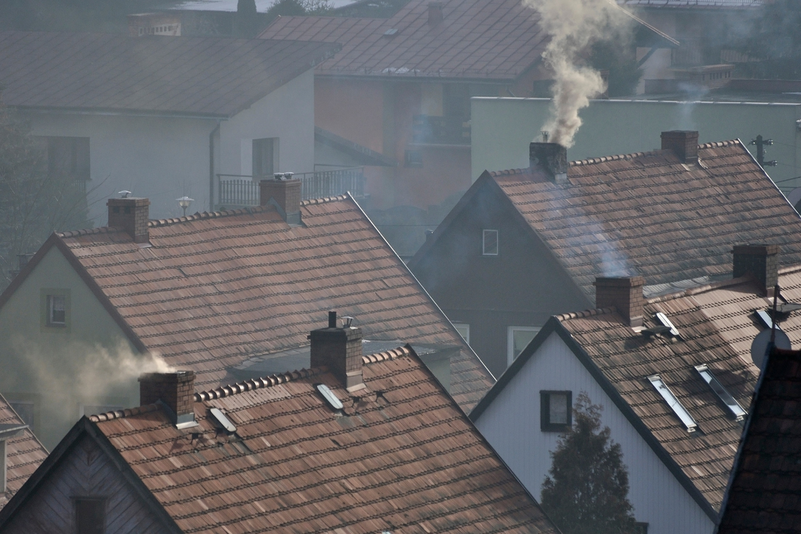 Zapowiada się zima ze smogiem. Czy chełmianie będa palić w piecach byle czym?