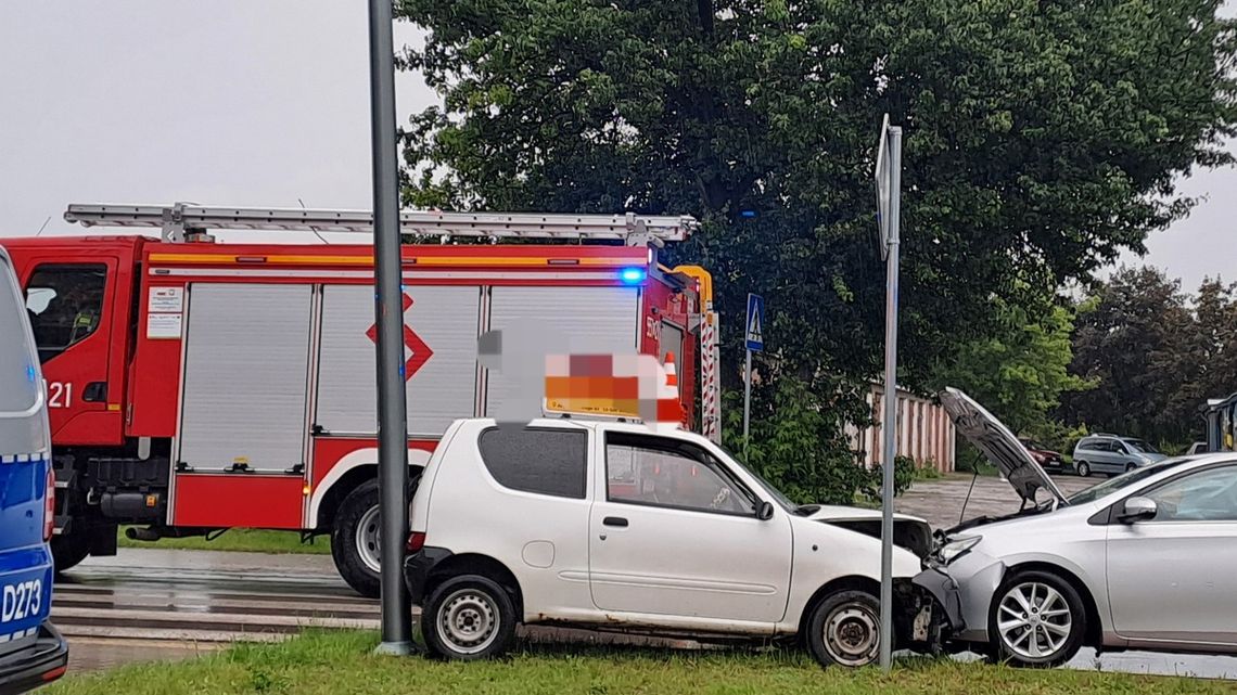 Zjechał toyotą na przeciwny pas - uderzył w seicento i latarnię Zjechał toyotą na przeciwny pas - uderzył w seicento i latarnię