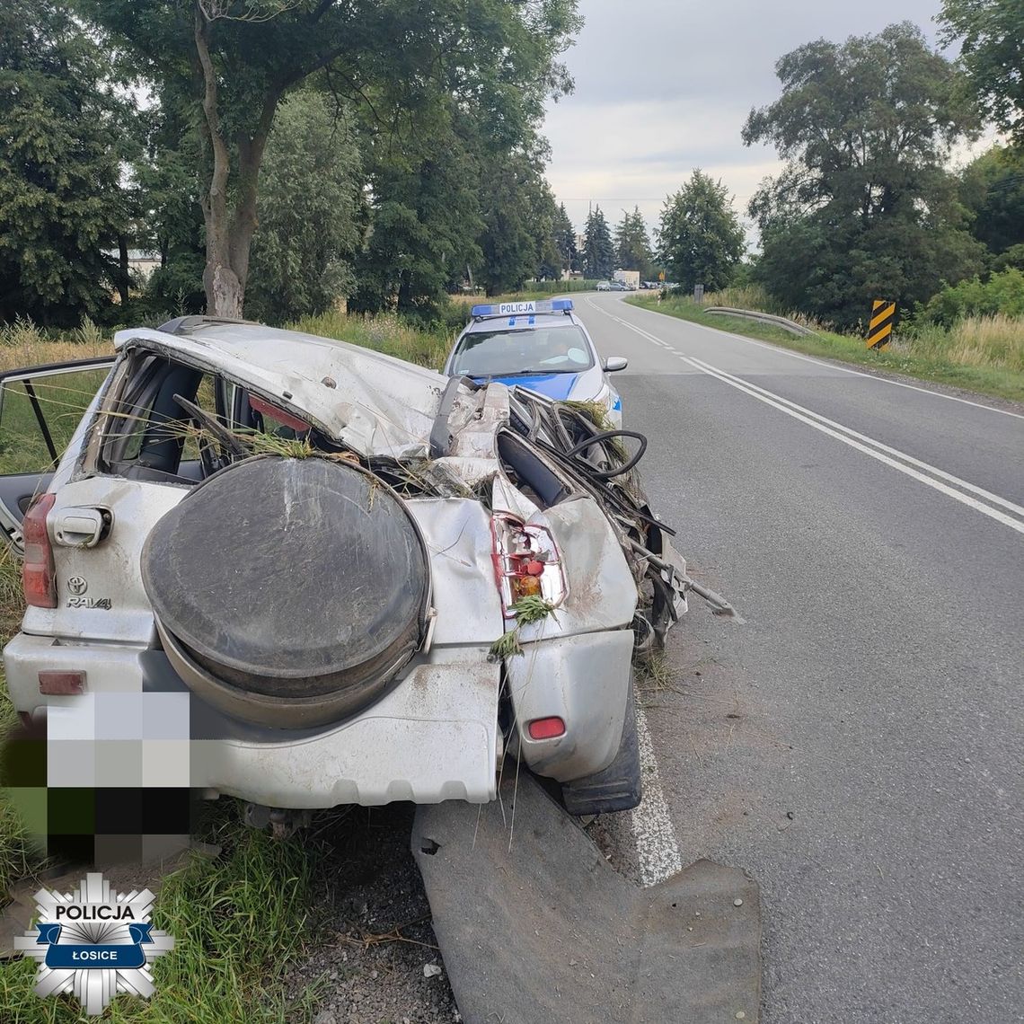 Zjechał z drogi, dachował i uderzył w drzewo. Był pijany