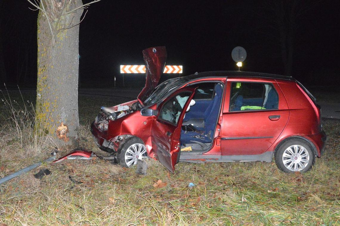 Zjechał z drogi w Świerżach i uderzył w drzewo Z obrażeniami ciała trafił do szpitala 39-latek, który doprowadził do wypadku na drodze w Świerżach we wtorek (18 listopada) tuż przed godziną 19:00.