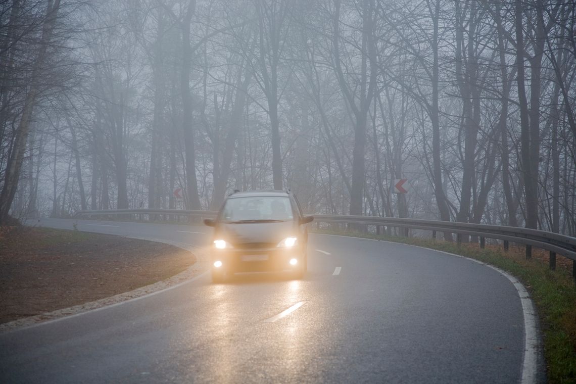 droga, a na niej auto