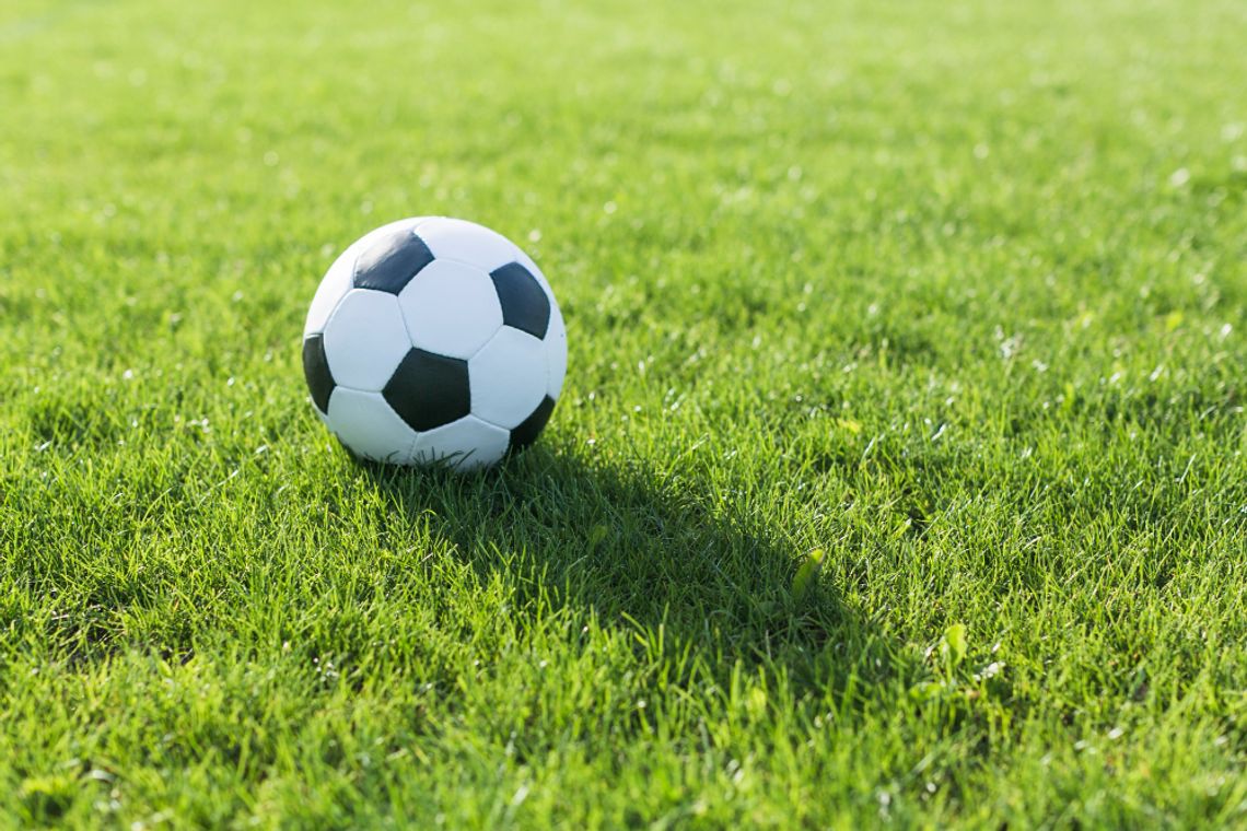 Budowa nowoczesnej bazy sportowo-edukacyjnej w Sawinie, która miała stać się wizytówką gminy, budzi coraz większe kontrowersje. Podczas ostatniej sesji rady gminy padły gorzkie słowa o opóźnieniach, zaniedbaniach na placu budowy i „potrzebie cudu”, by inwestycję ukończyć w terminie.
