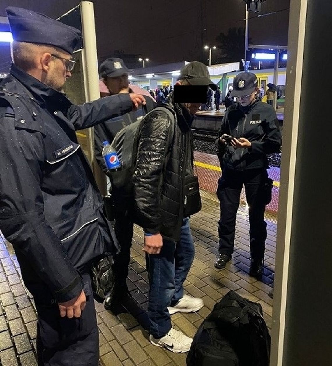 Policjant zobaczył go na dworcu w Warszawie. Dlaczego tak błyskawicznie zareagował?