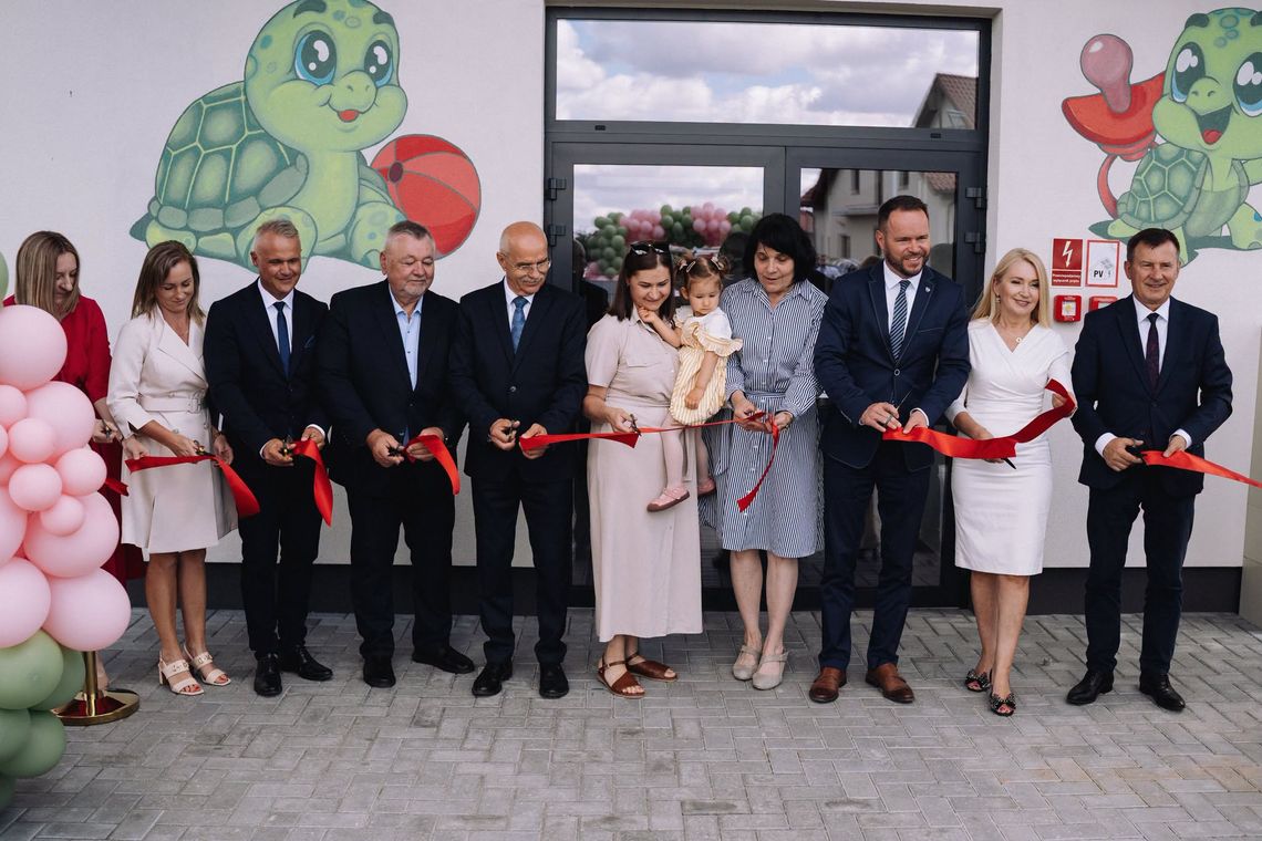 Mieszkańcy gminy Siedliszcze mogą już przygotowywać się na uruchomienie nowej placówki dla najmłodszych. Żłobek Samorządowy w Siedliszczu „Żółwiki” rozpocznie działalność 1 września 2026 roku. Rada przyjęła uchwały, które określają wysokość opłat za pobyt dzieci, maksymalną stawkę za wyżywienie.
