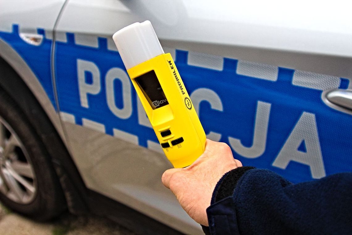 Ukrainiec „chwiał się na nogach”. Miał 3 promile i kierował Mercedesem. Grozi mu deportacja Alkomat na tle radiowozu policji.