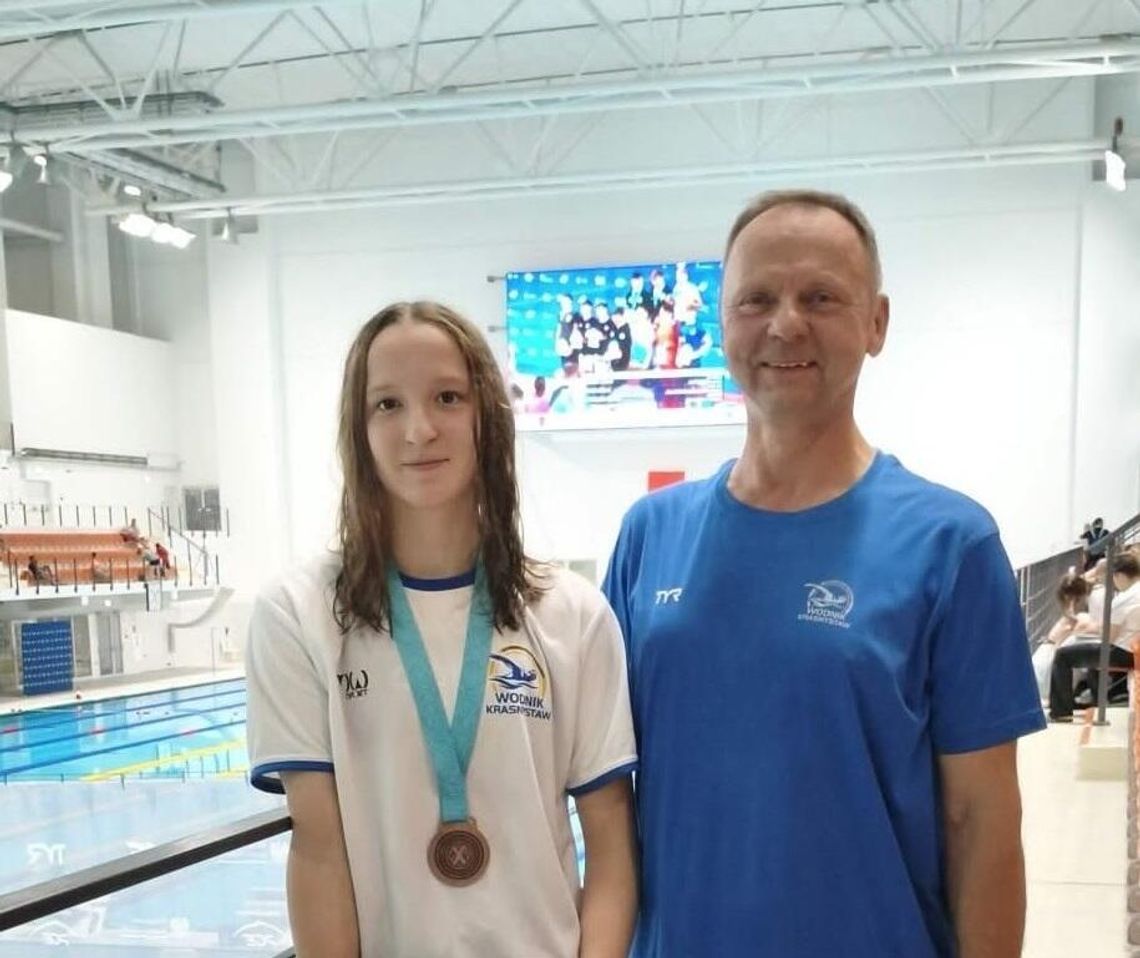 Zuzanna Zdybel z medalem Mistrzostw Polski UKS Wodnik Krasnystaw