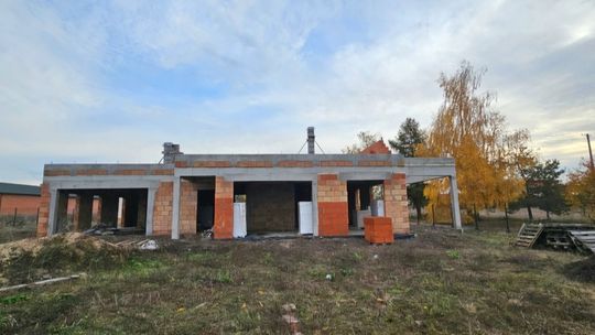 Dom z potencjałem na sprzedaż Dom z potencjałem na sprzedaż