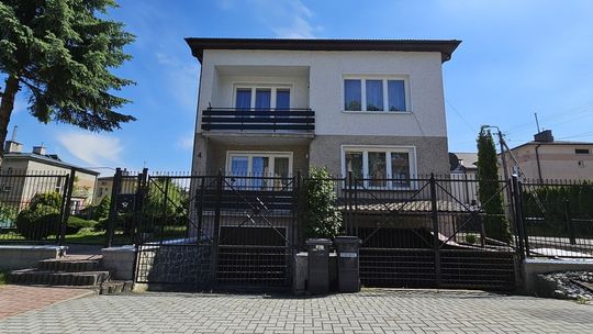 Piętro domu z ogrodem i garażem na sprzedaż Piętro domu z ogrodem i garażem na sprzedaż