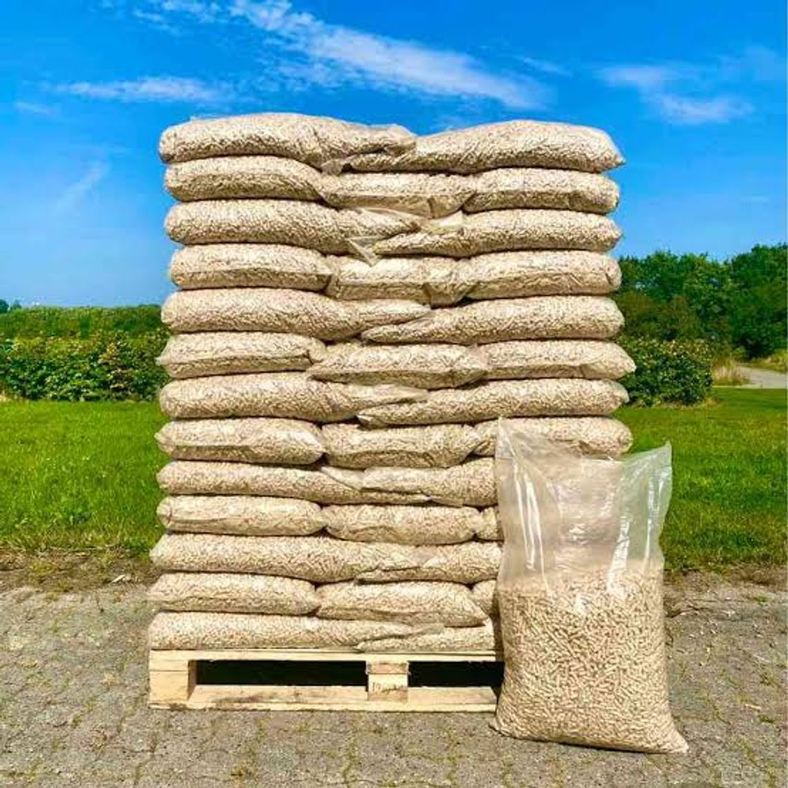 Pellet drzewny w workach 15 kg Pellet drzewny w workach 15 kg