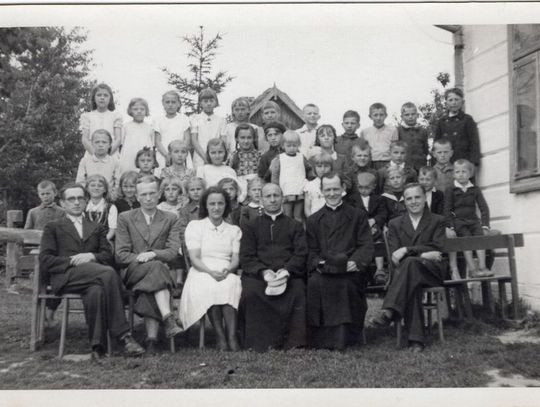 Przed starą szkołą w Płonce – około roku 1950