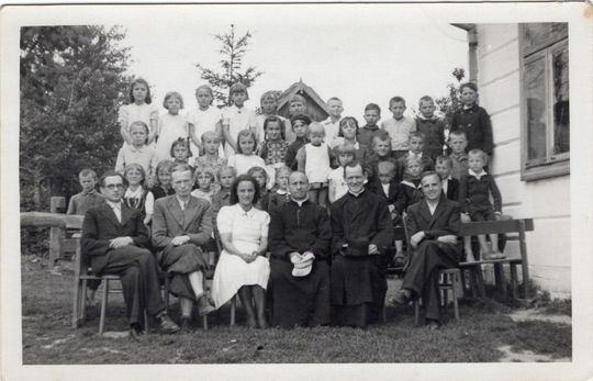Przed starą szkołą w Płonce – około roku 1950